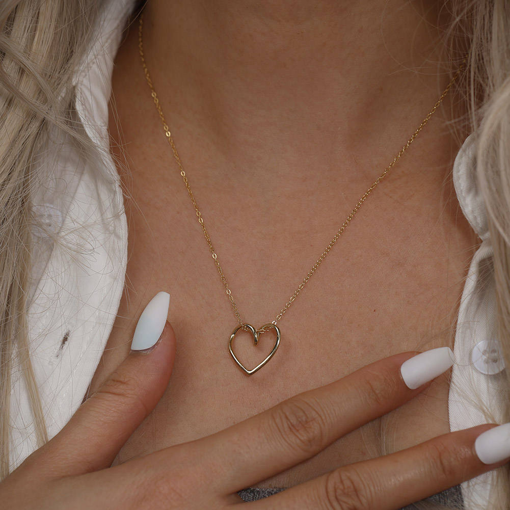 Minimal Heart Pendant Necklace